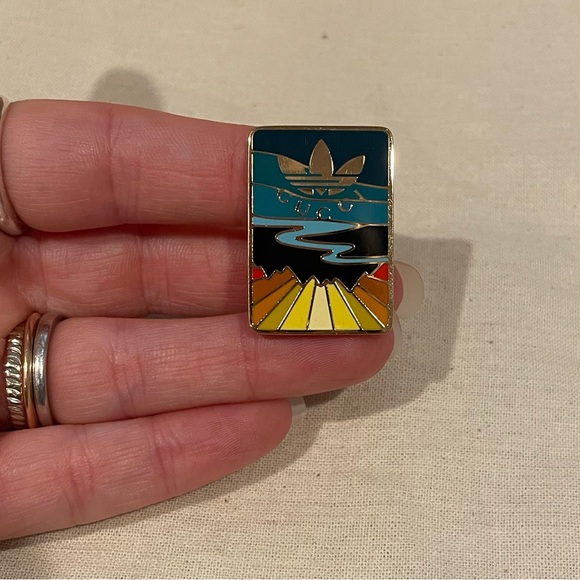 Gucci x Adidas Limited Edition Enamel Pin - Picture 4 of 10